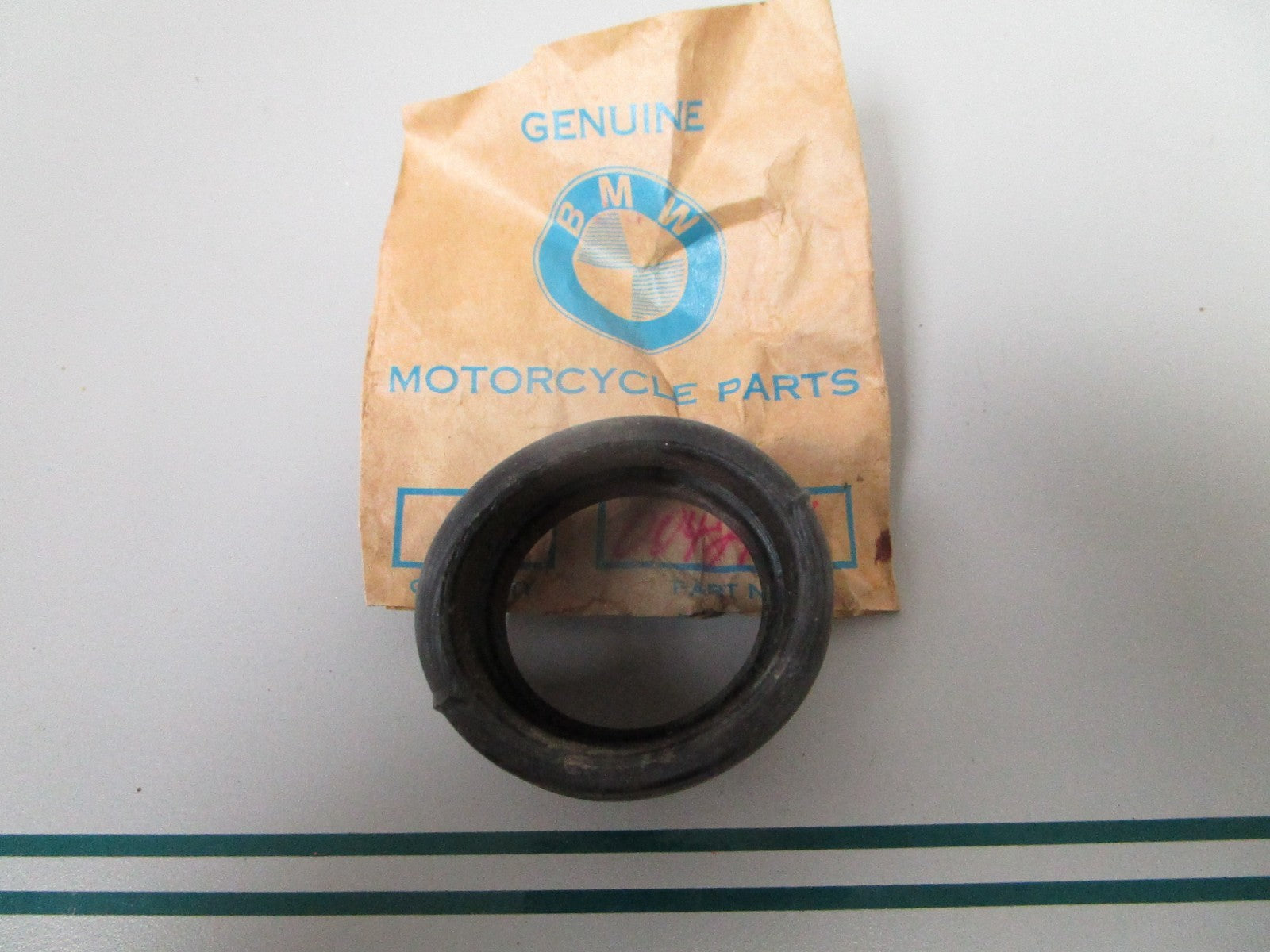 NEW OEM 13720042161 0042161 BMW Grommet 0810