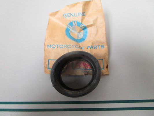 NEW OEM 13720042161 0042161 BMW Grommet 0810