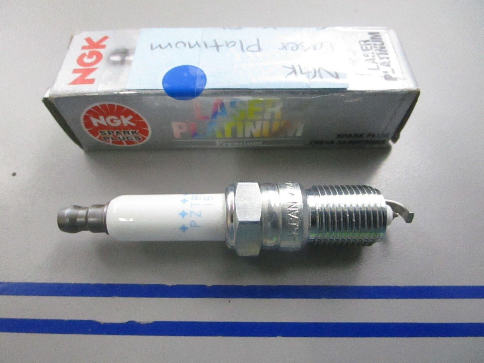 NEW PZTR5A-15 NGK Laser Platinum Spark Plug 0810