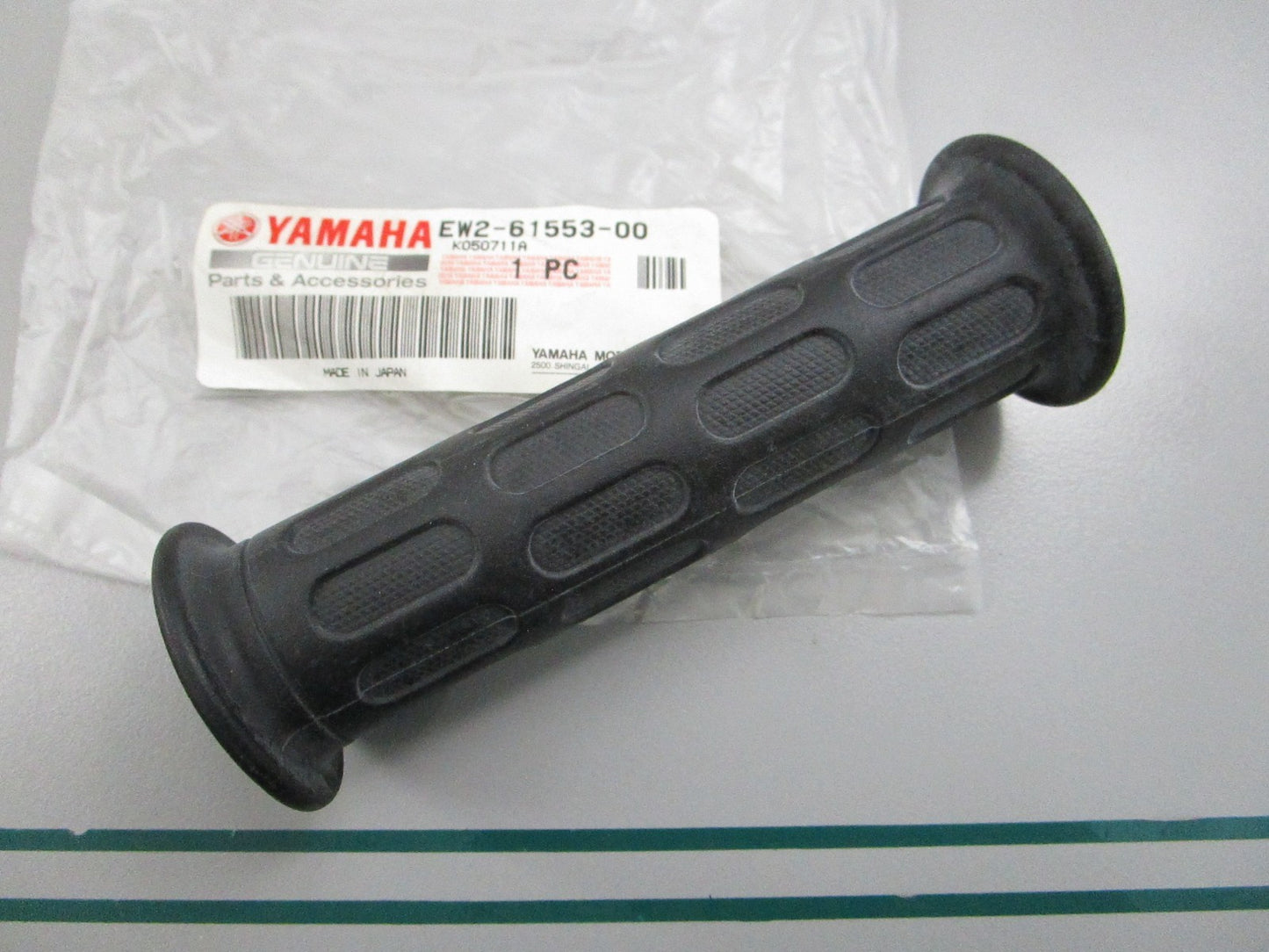 NEW OEM EW2-61553-00-00 Yamaha Grip 0810