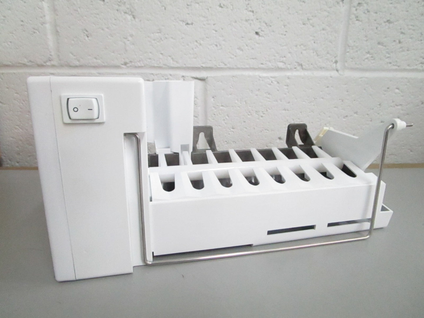 *NEW OEM* 0820 Bosch Ice Maker 00675261
