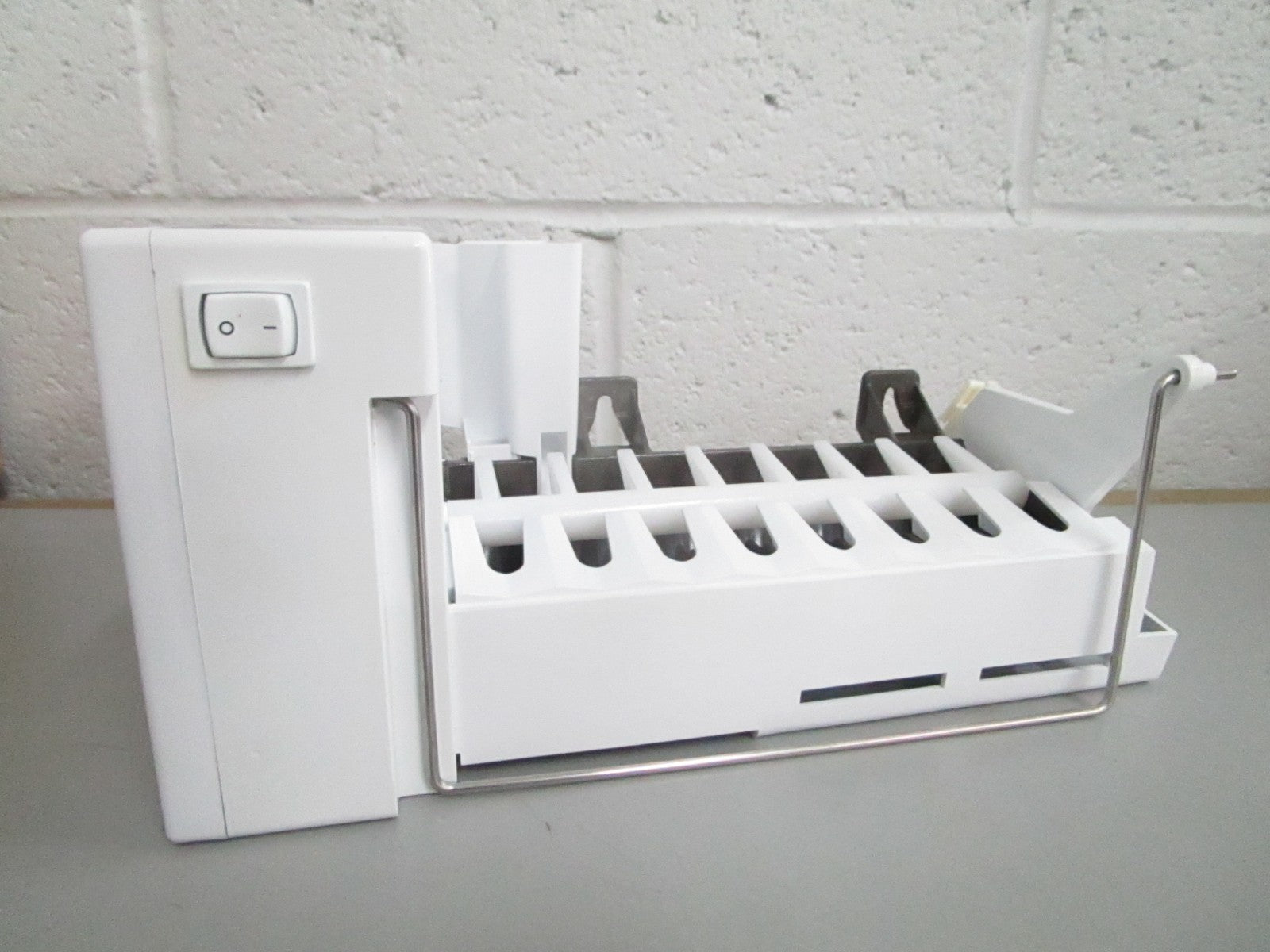 *NEW OEM* 0820 Bosch Ice Maker 00675261