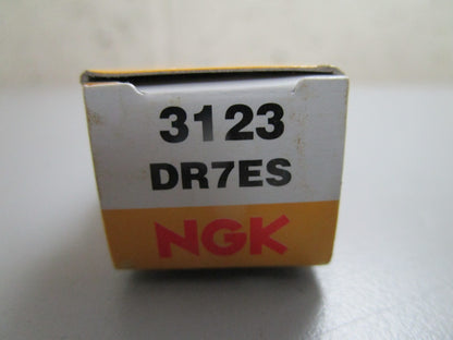 *NEW* (LOT OF 7) 0820 NGK Spark Plug DR7ES