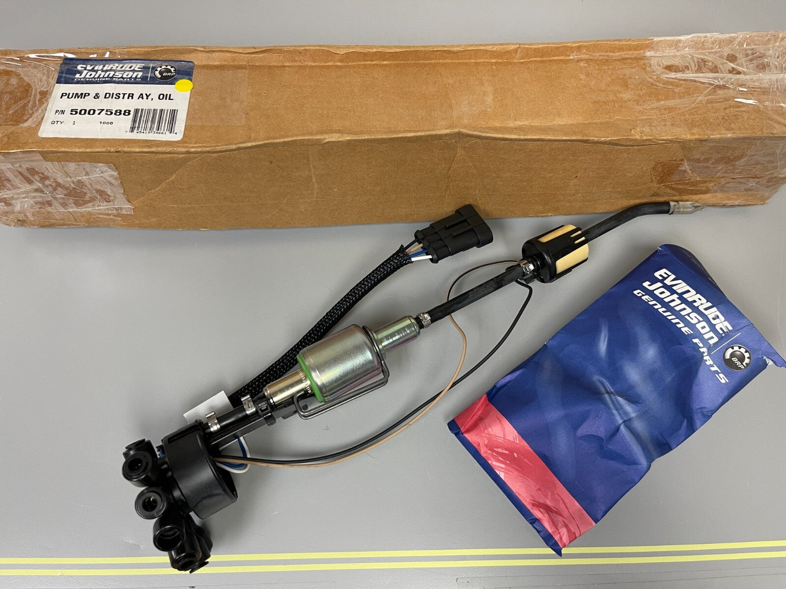 *NEW OEM* 0720 OMC Johnson Evinrude Oil Pump & Distributor Assembly 5007588