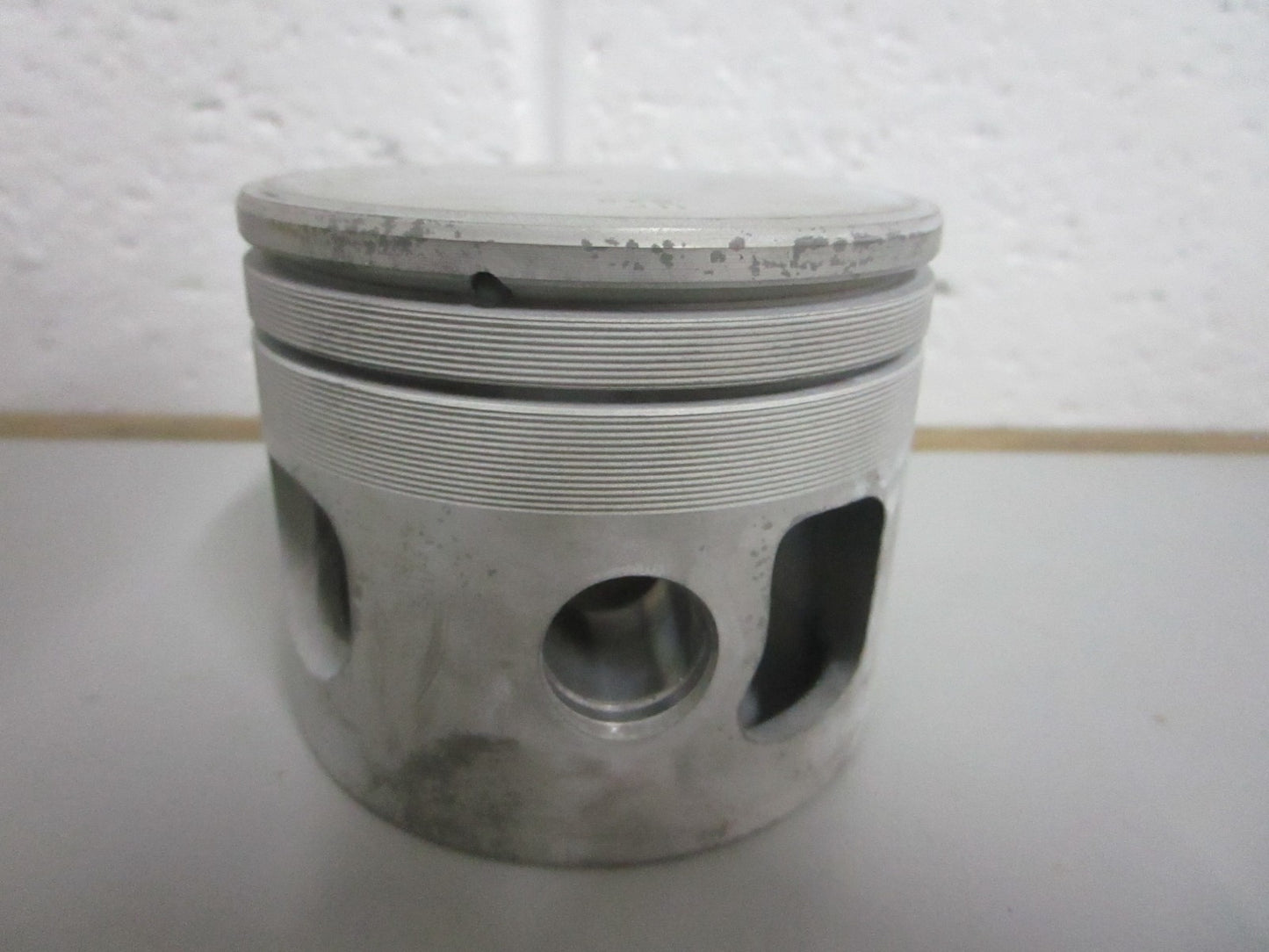 NEW OEM 396582 0396582 OMC Johnson Evinrude Piston & Ring Assy 0820