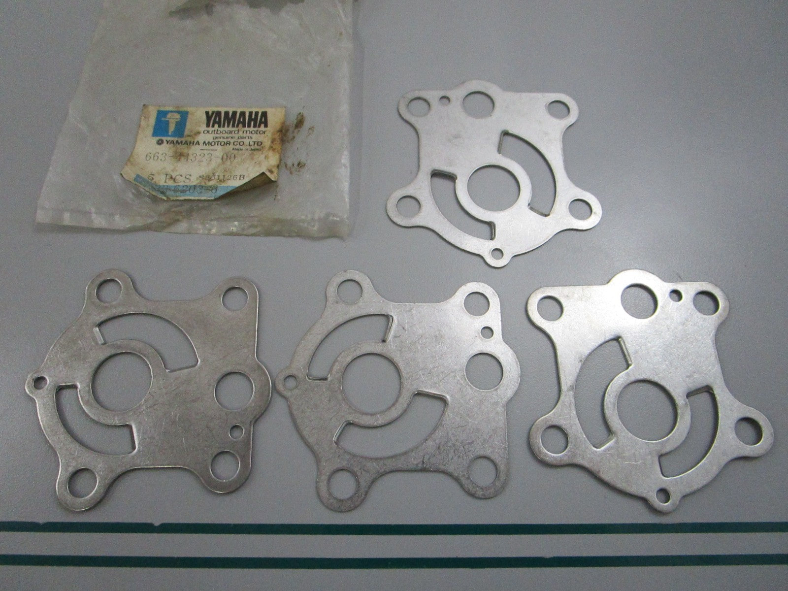 NEW OEM (LOT OF 4) 663-44323-00-00 Yamaha Water Pump Plate 0810