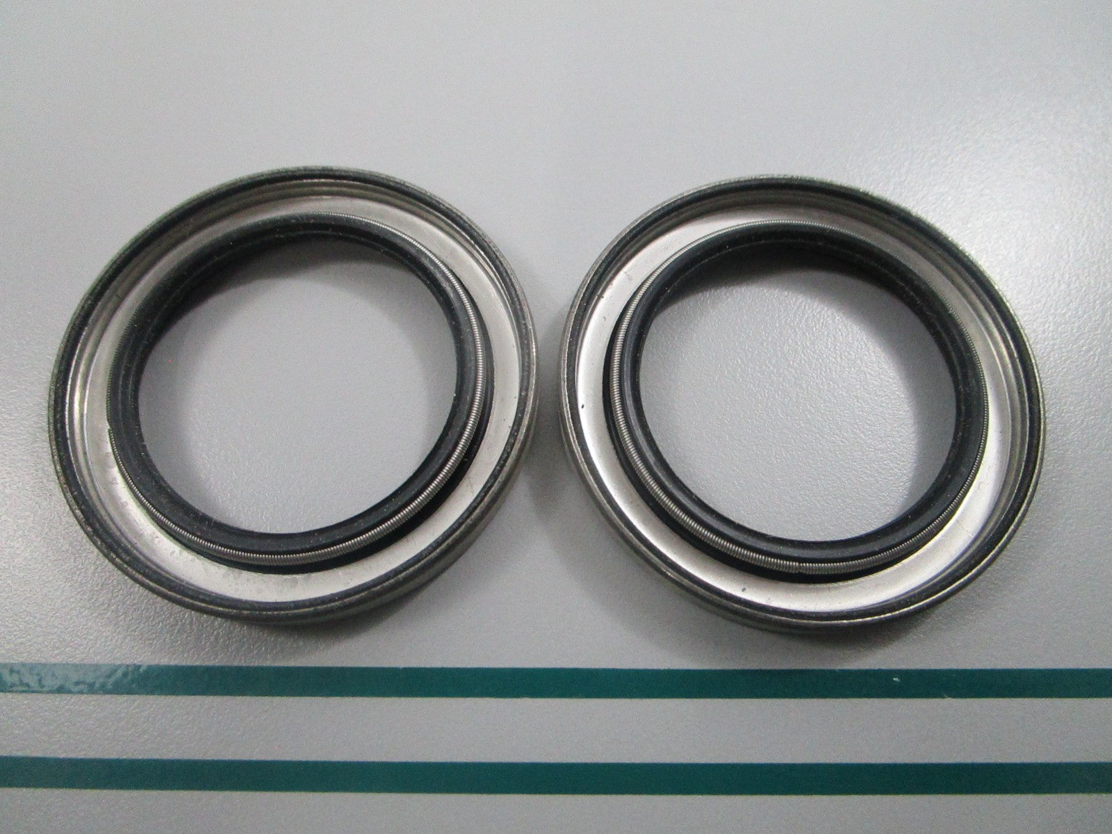 NEW OEM (LOT OF 2) 981195 0981195 OMC Johnson Evinrude Seal 0810
