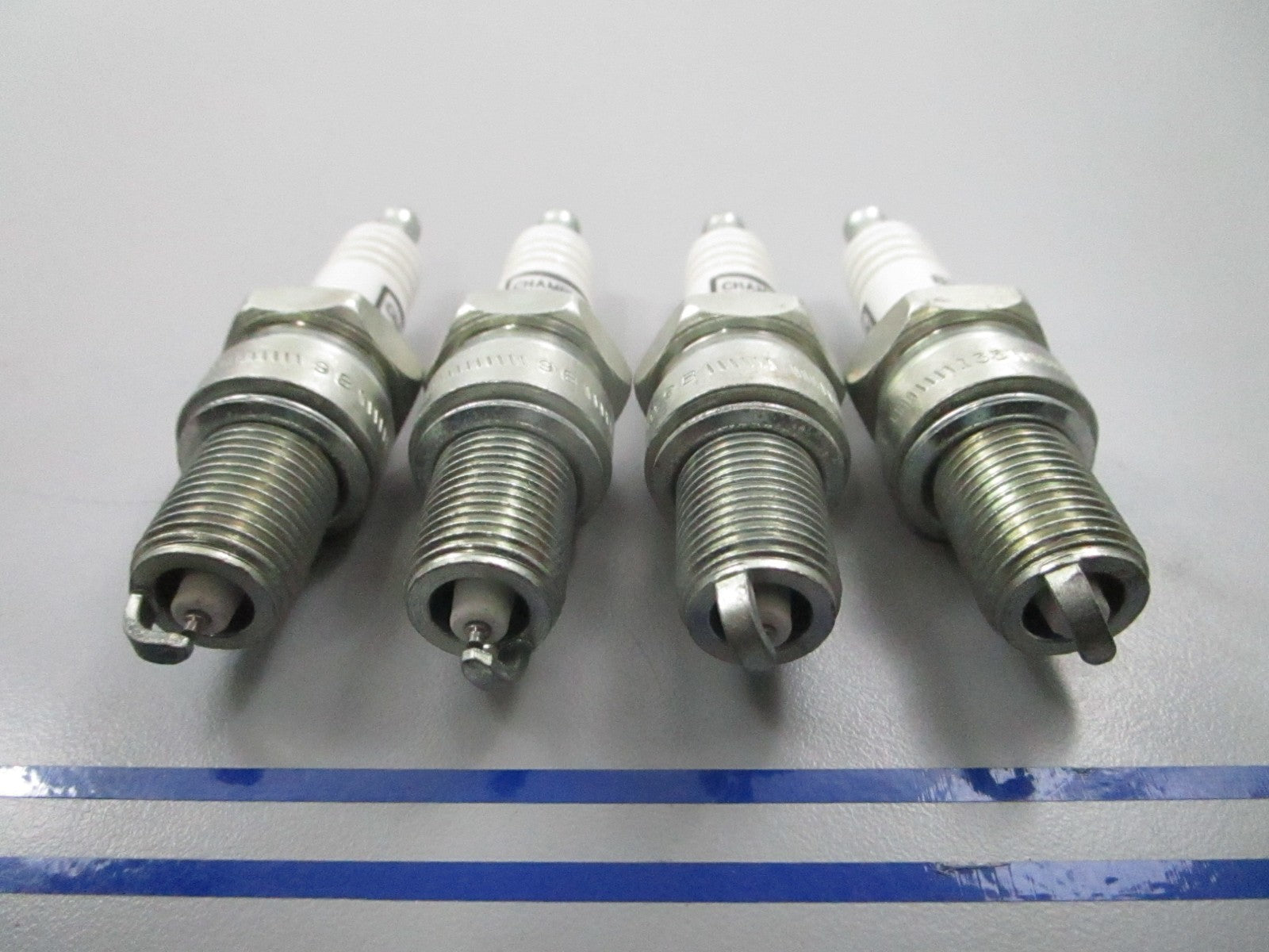 *NEW OEM* (LOT OF 4) 0810 Champion Spark Plug 8332