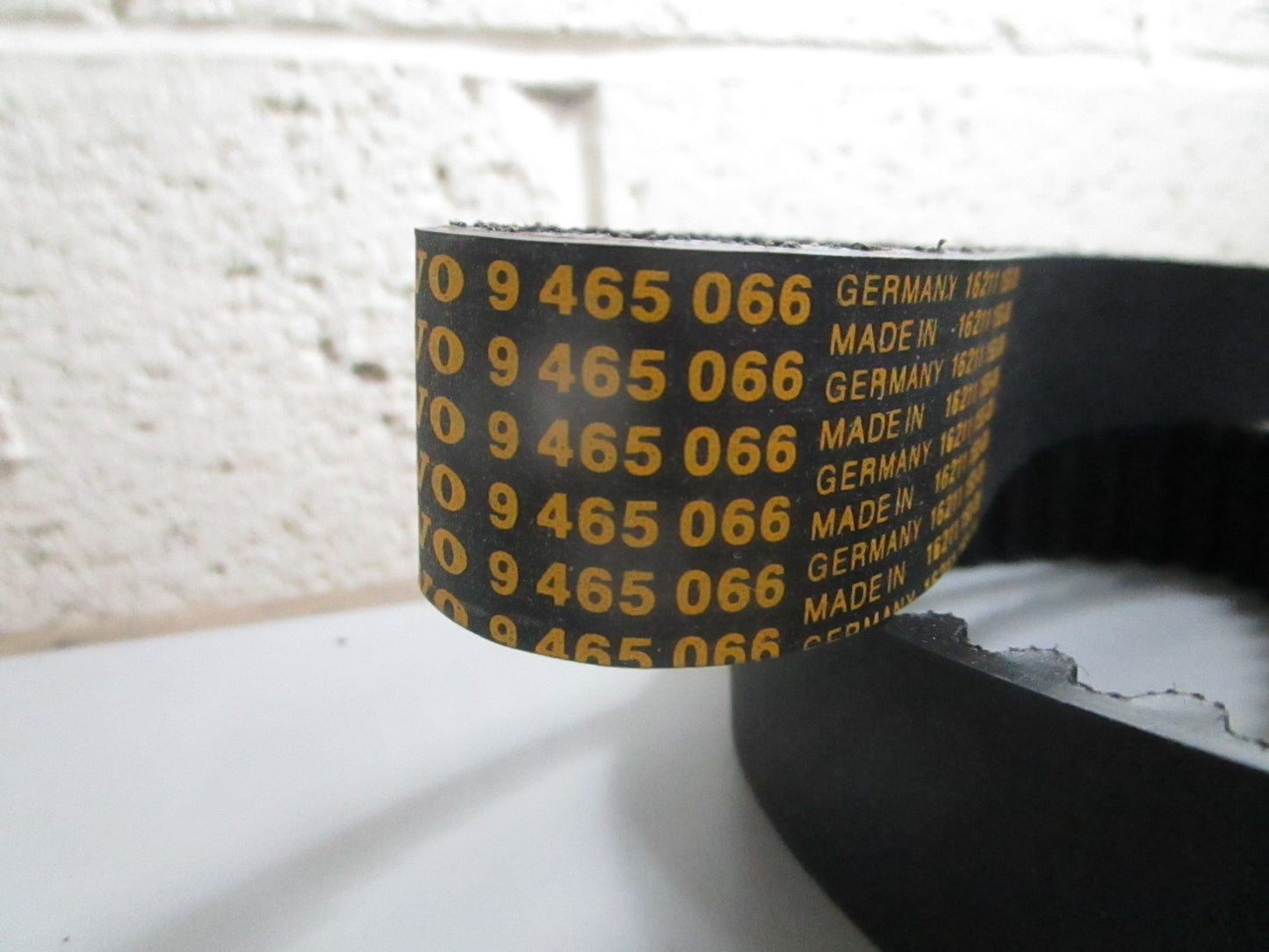 *NEW OEM* 0820 Volvo Penta Tooth Belt 272386