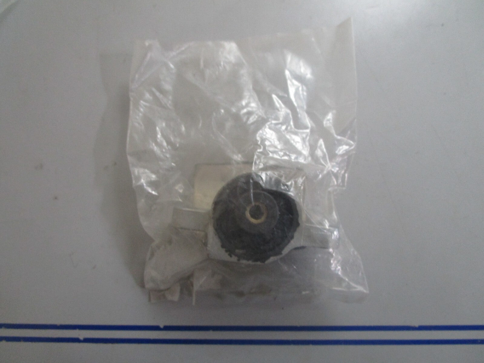 *NEW OEM* 0810 OMC Johnson Evinrude Upper Starboard Mount 5034474