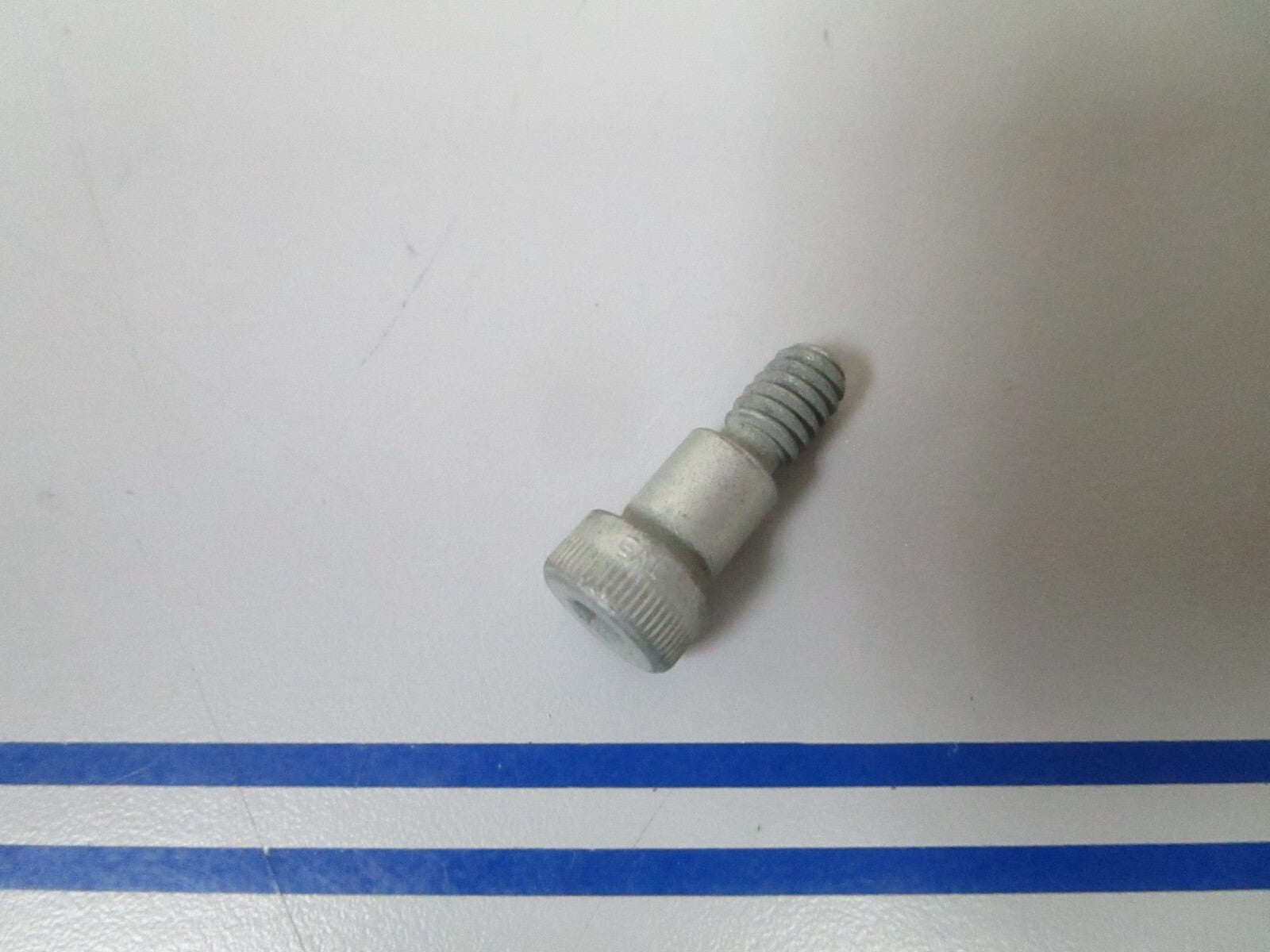 *NEW OEM* 0810 Mercury Quicksilver Screw 10-F2424