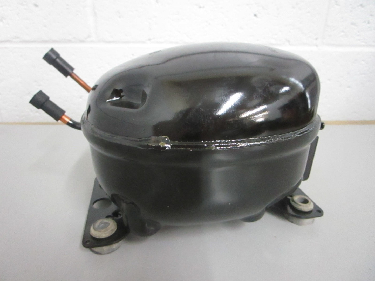 *NEW OEM* 0820 Electrolux Compressor Assy 5304526016