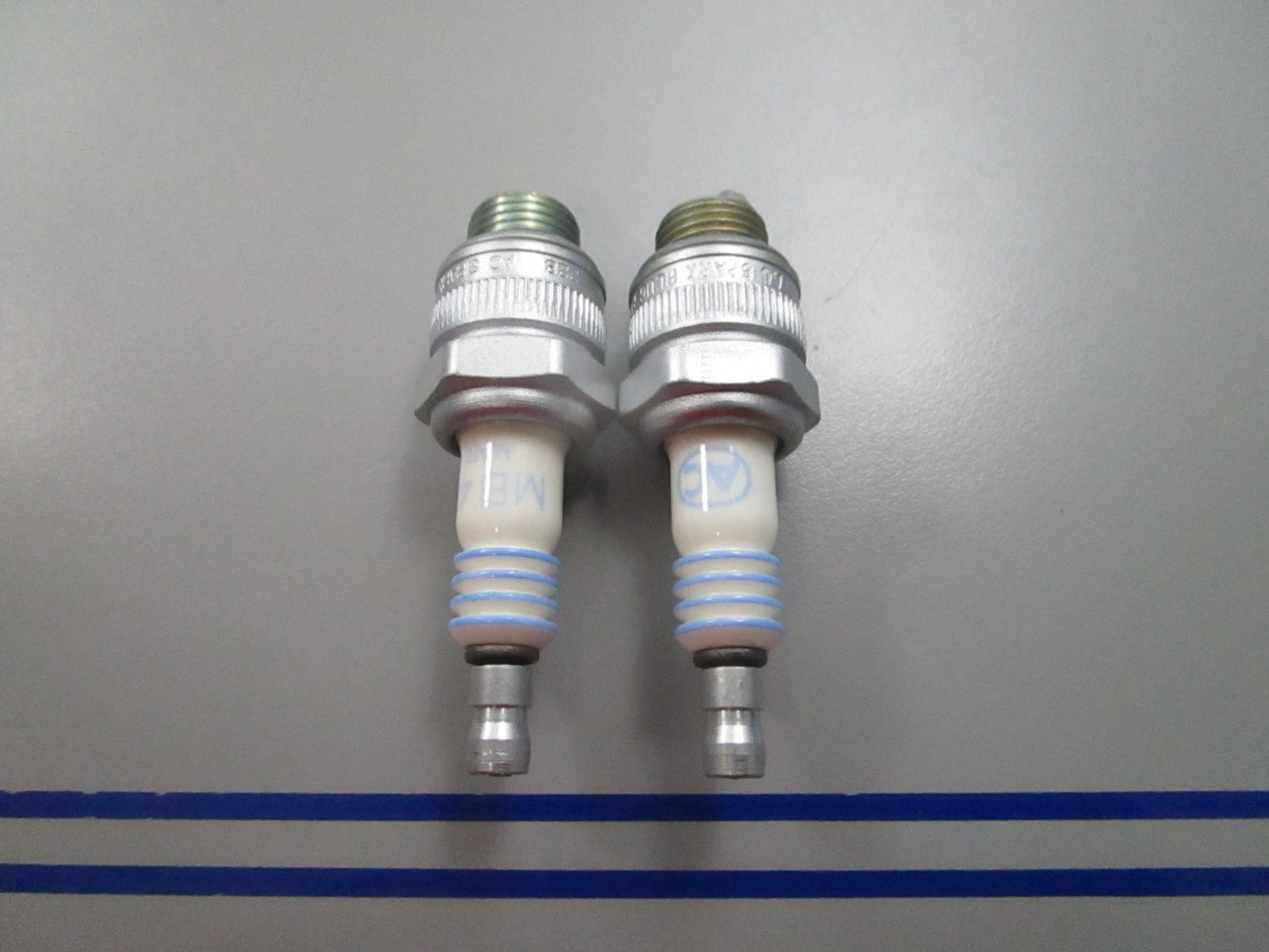 NEW (LOT OF 2) MB42K AC Delco Spark Plug 0810