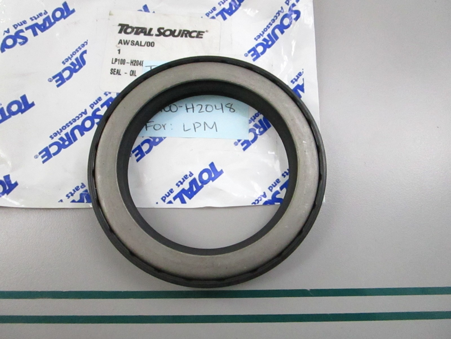 NEW LP100-H2048  For: LPM Total Source Oil Seal 0810