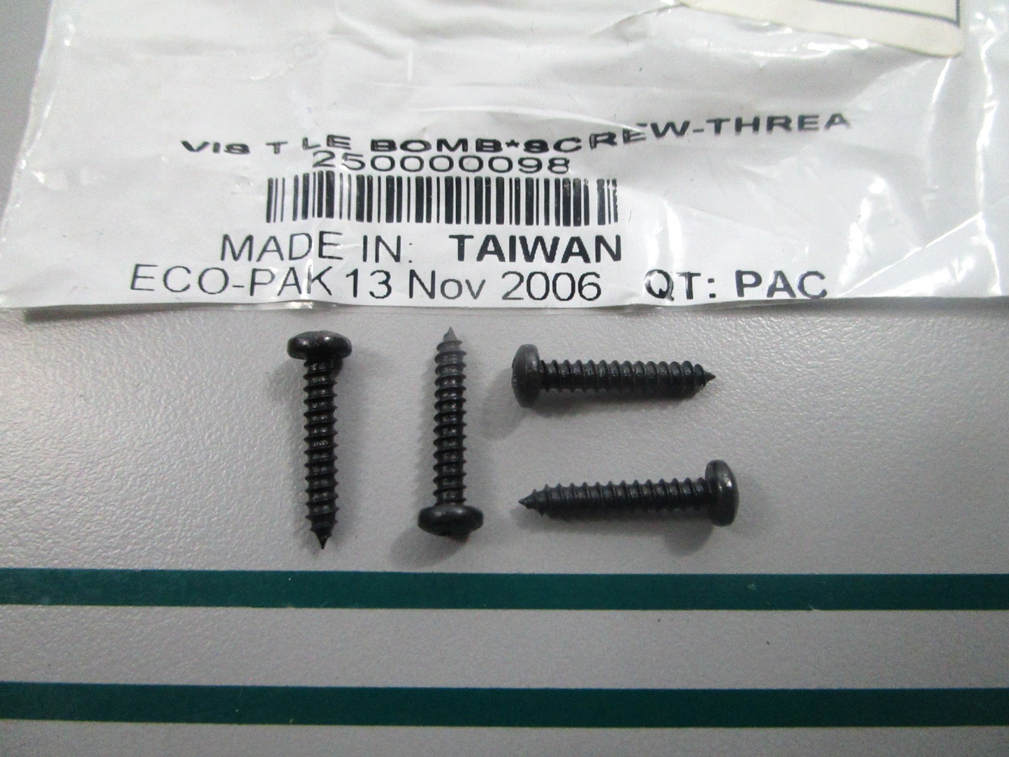 NEW (LOT OF 4) 250000098 Ski-Doo Screw 0810