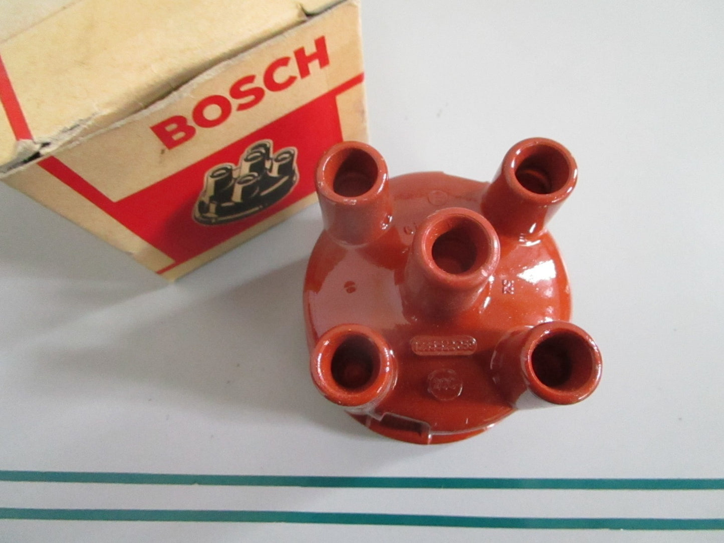 NEW OEM 870690 1235522059 Volvo Penta Bosch Distributor Cap 0820
