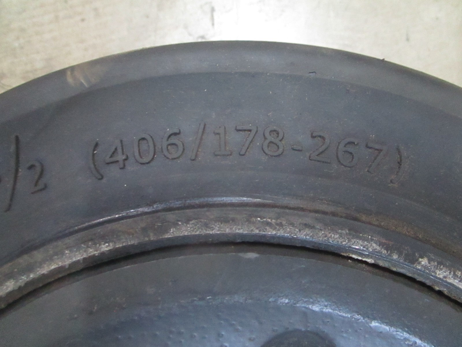 *NEW OEM* 0820 Globestar GRI (POB) 16"×7"×10½" Forklift Wheel & Tire A220808423