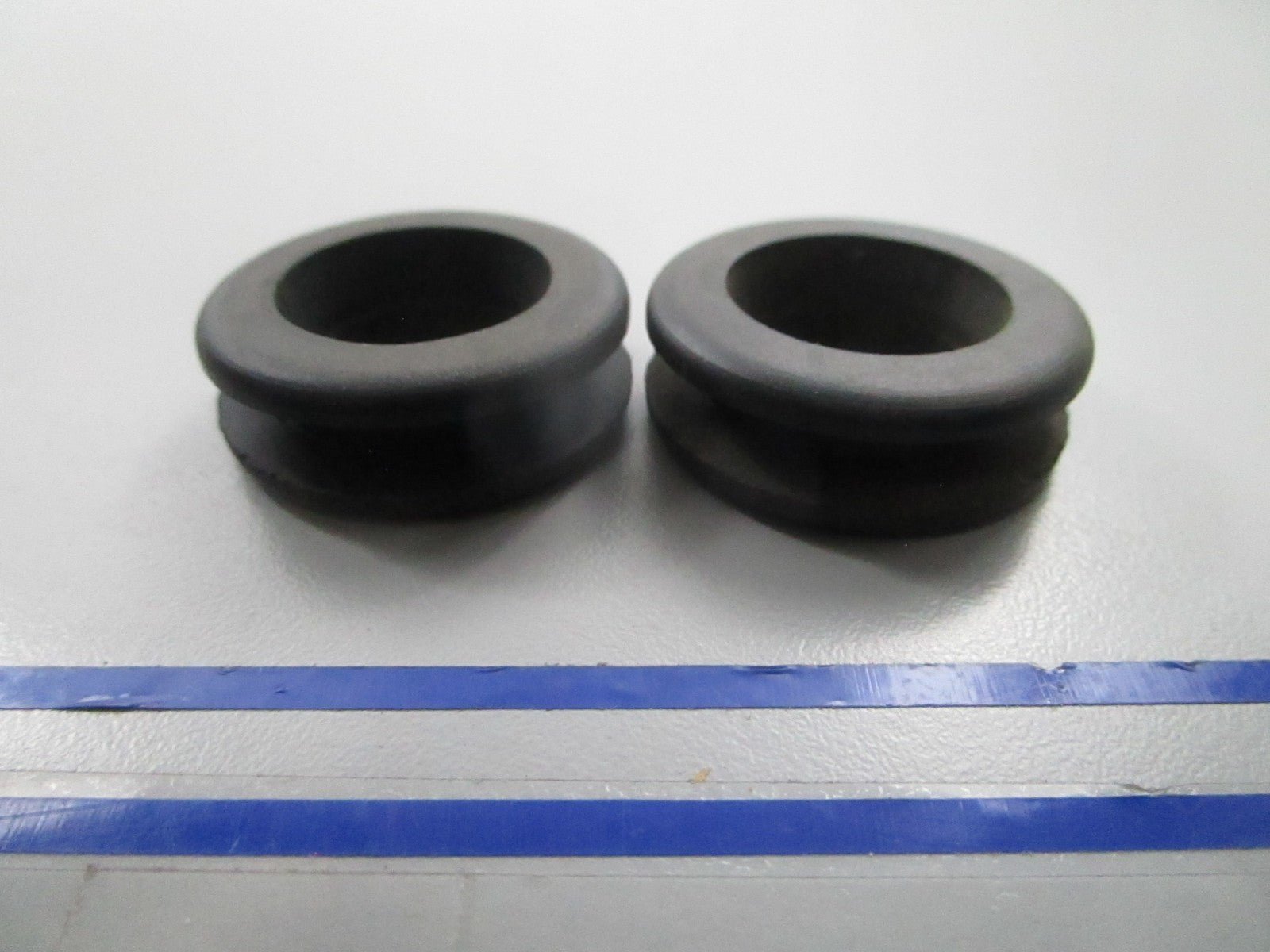 *NEW OEM* (LOT OF 2) 0810 OMC Johnson Evinrude Grommet 317105 0317105
