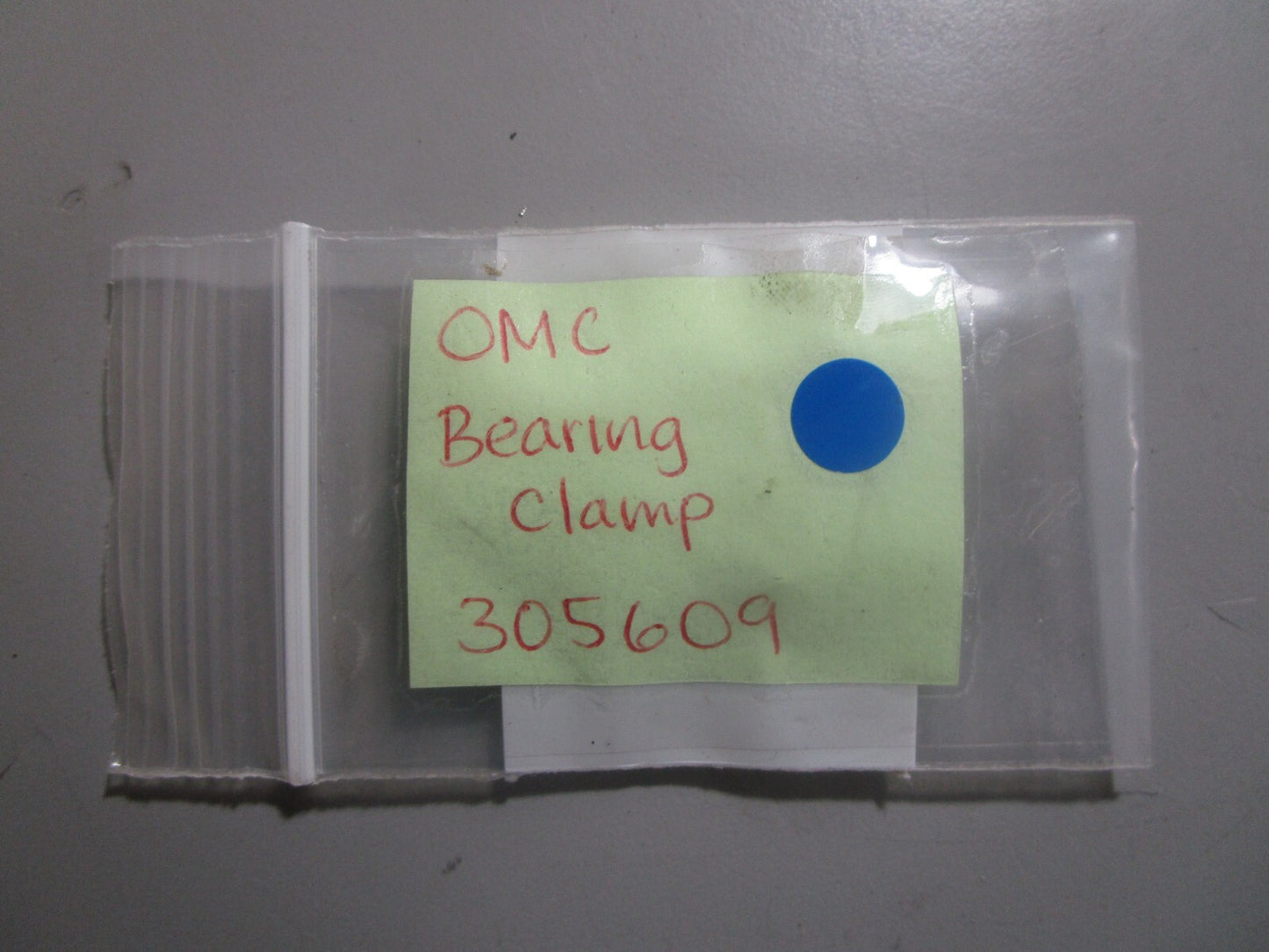 *NEW OEM* (LOT OF 2) 0810 OMC Johnson Evinrude Bearing Clamp 305609 0305609