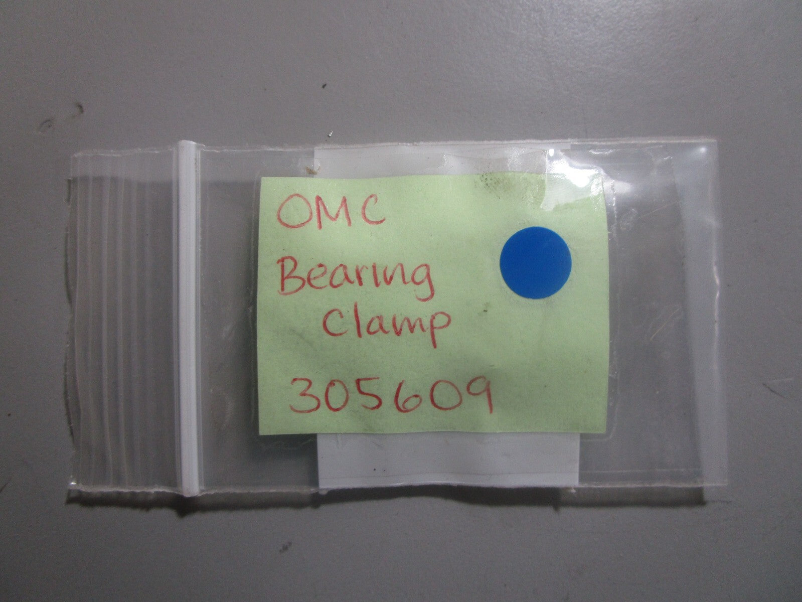 *NEW OEM* (LOT OF 2) 0810 OMC Johnson Evinrude Bearing Clamp 305609 0305609