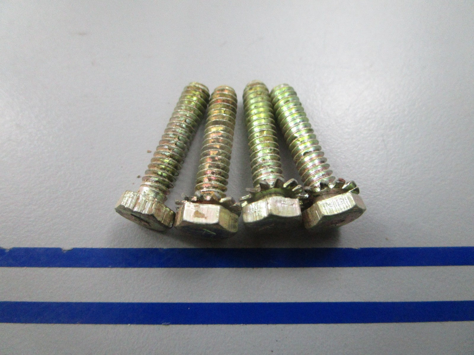 NEW OEM (LOT OF 4) 323547 0323547 OMC Johnson Evinrude Screw 0810