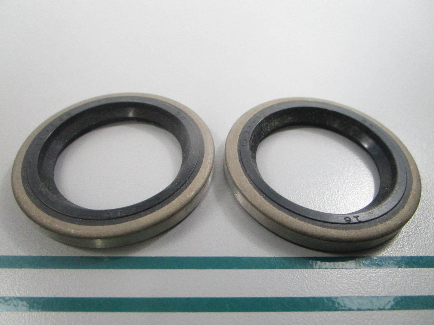 NEW OEM (LOT OF 2) 981195 0981195 OMC Johnson Evinrude Seal 0810