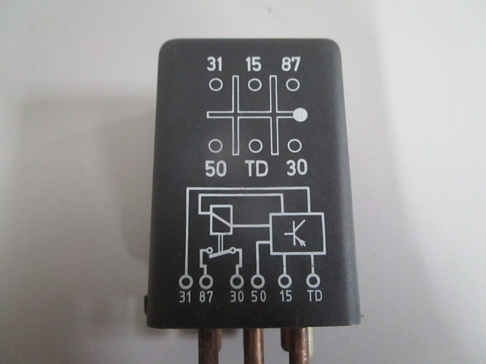 NEW OEM 0015450605 Mercedes-Benz Fuel Pump Relay 0820