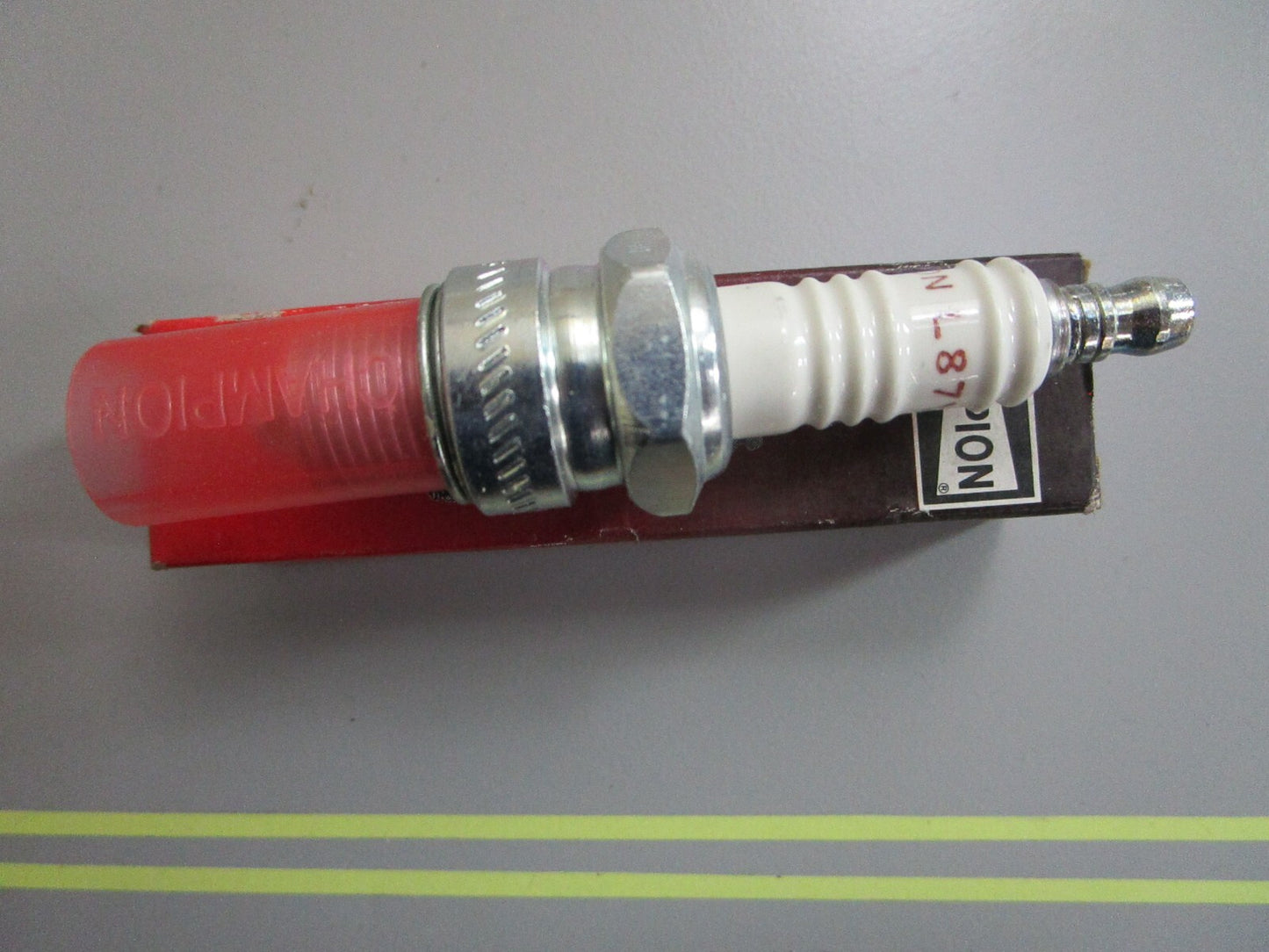 *NEW* 0820 Champion Spark Plug L87YC