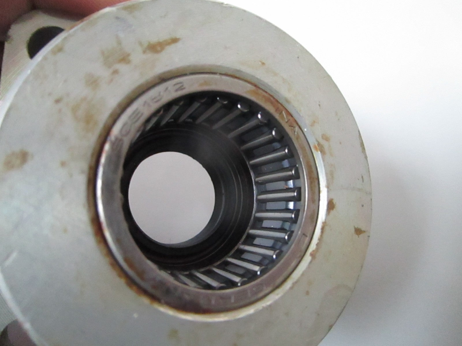 NEW OEM 317882 385556 OMC Johnson Evinrude Bearing Housing & Seal 0720