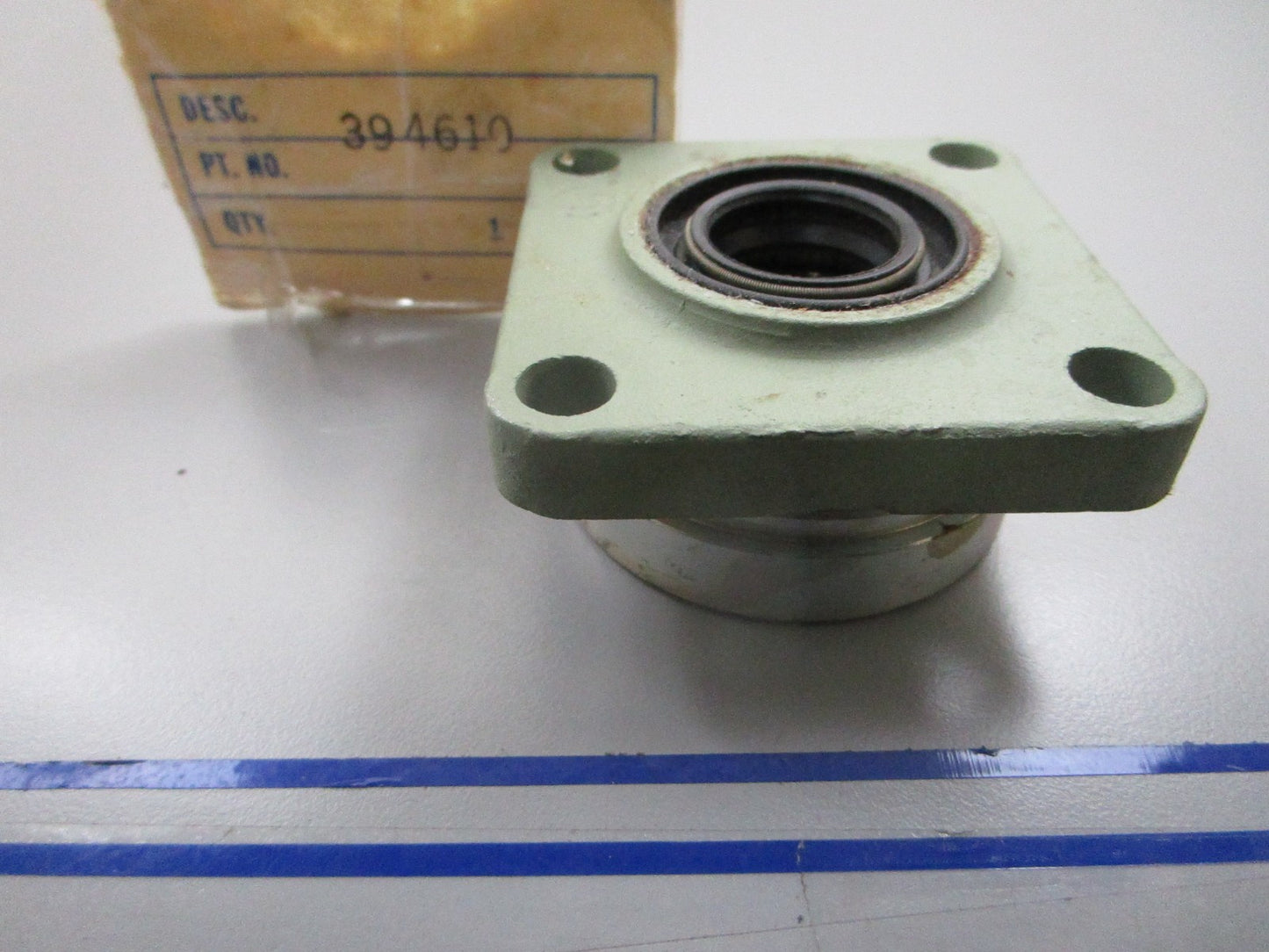 *NEW OEM* 0810 OMC Johnson Evinrude Bearing Housing & Seal 394610 0394610
