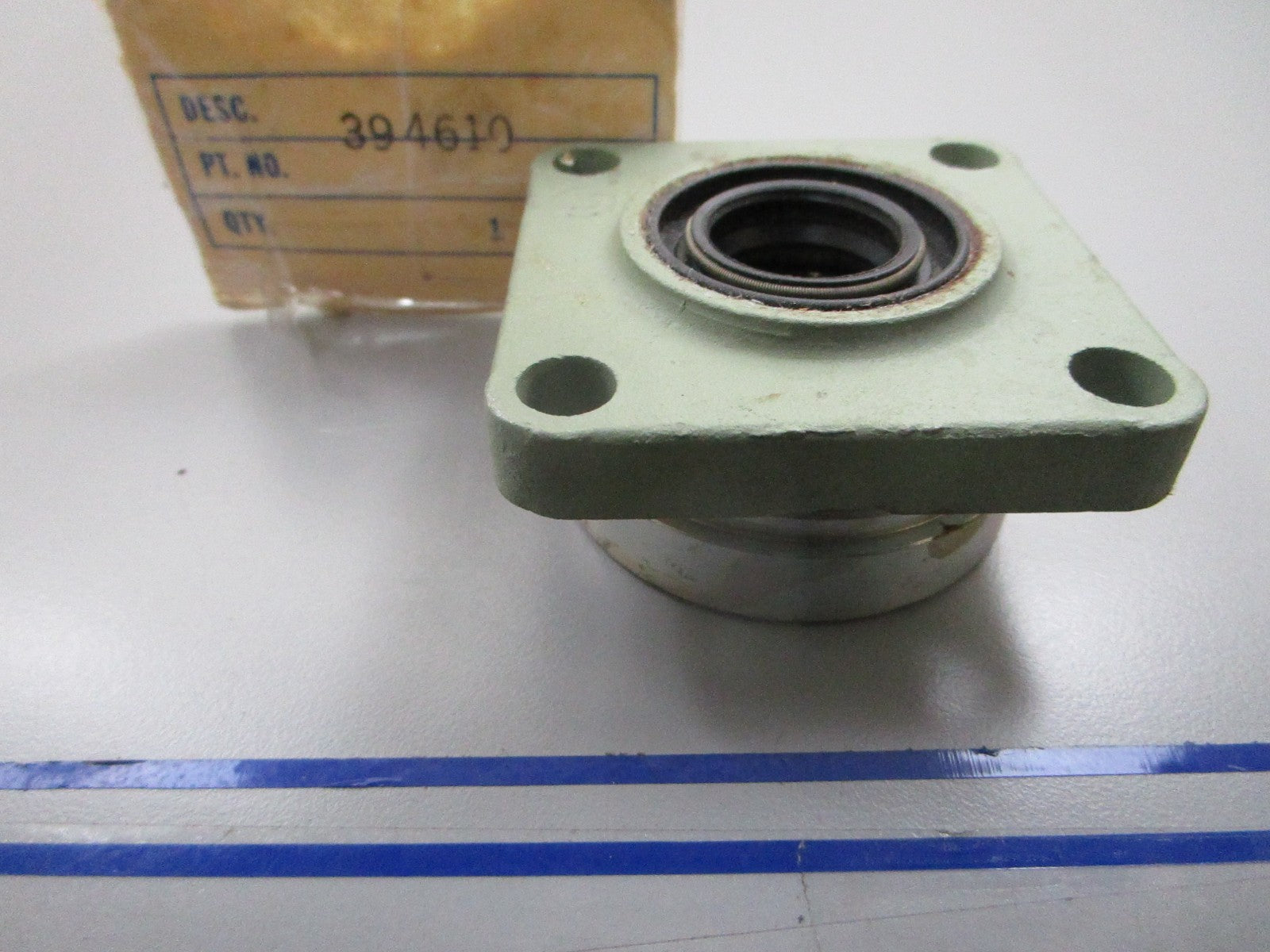 *NEW OEM* 0810 OMC Johnson Evinrude Bearing Housing & Seal 394610 0394610