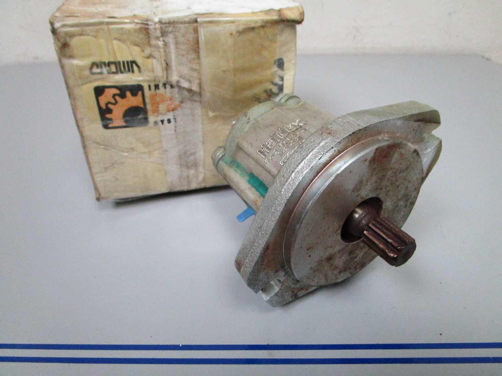 NEW OEM 121201 Crown Hydraulic Pump 0720