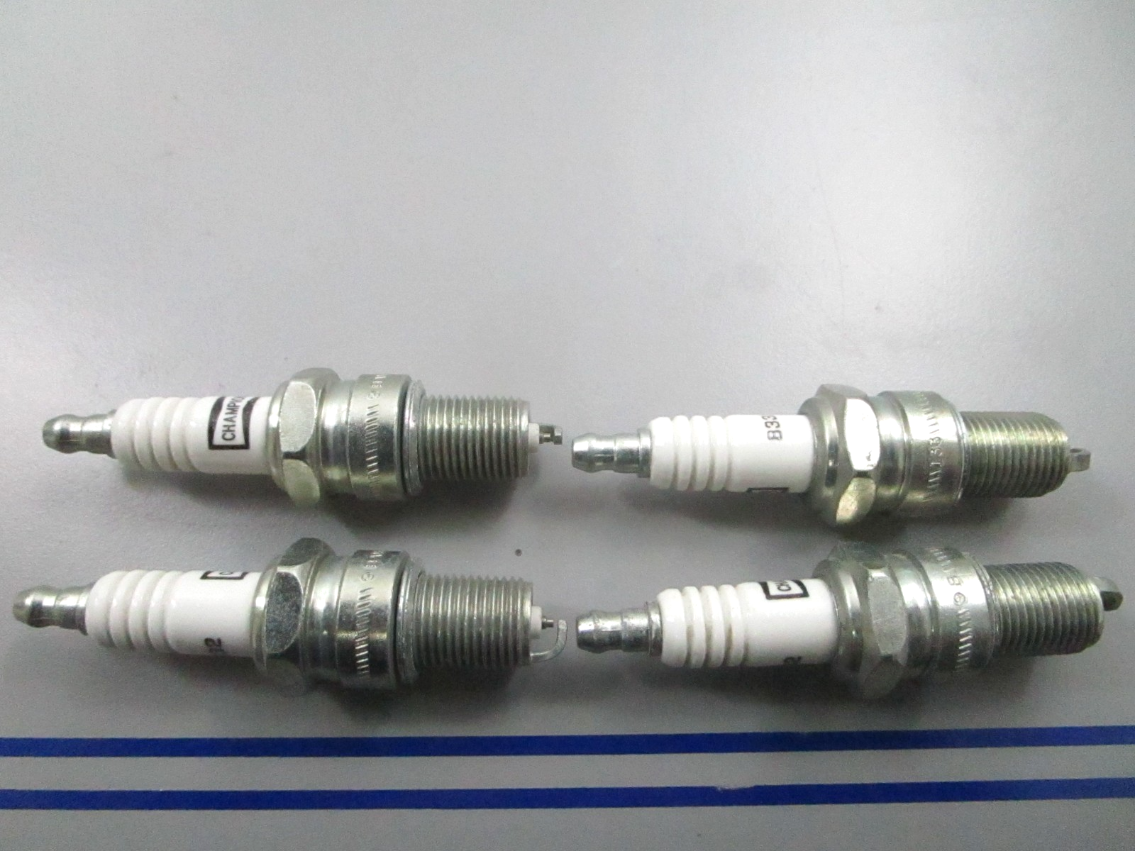 *NEW OEM* (LOT OF 4) 0810 Champion Spark Plug 8332