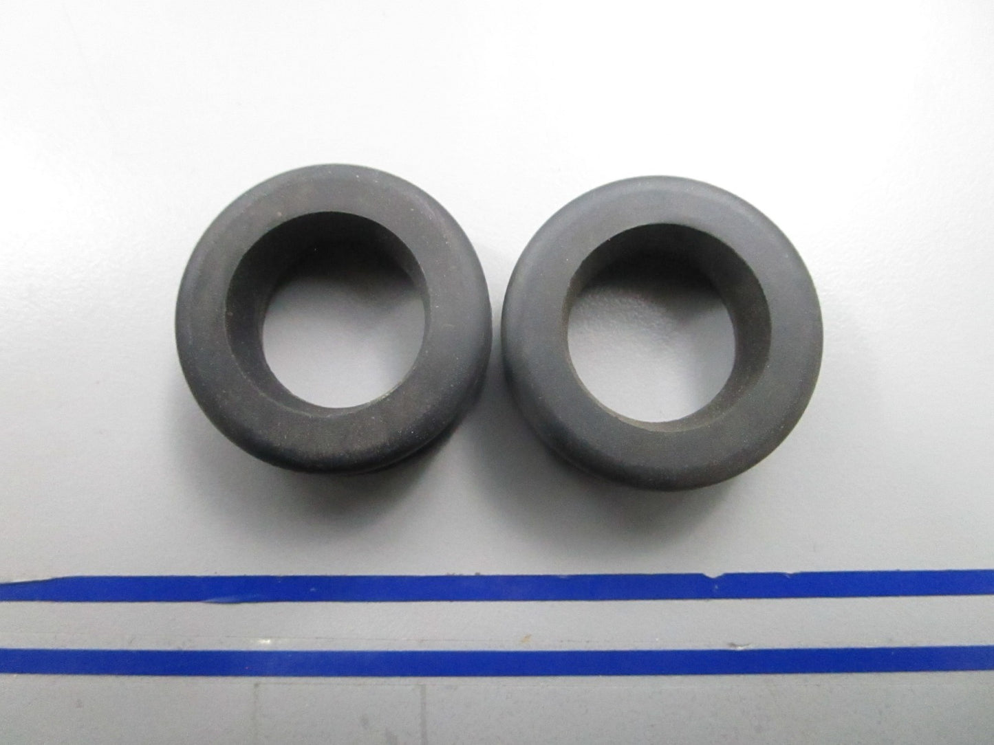 *NEW OEM* (LOT OF 2) 0810 OMC Johnson Evinrude Grommet 317105 0317105