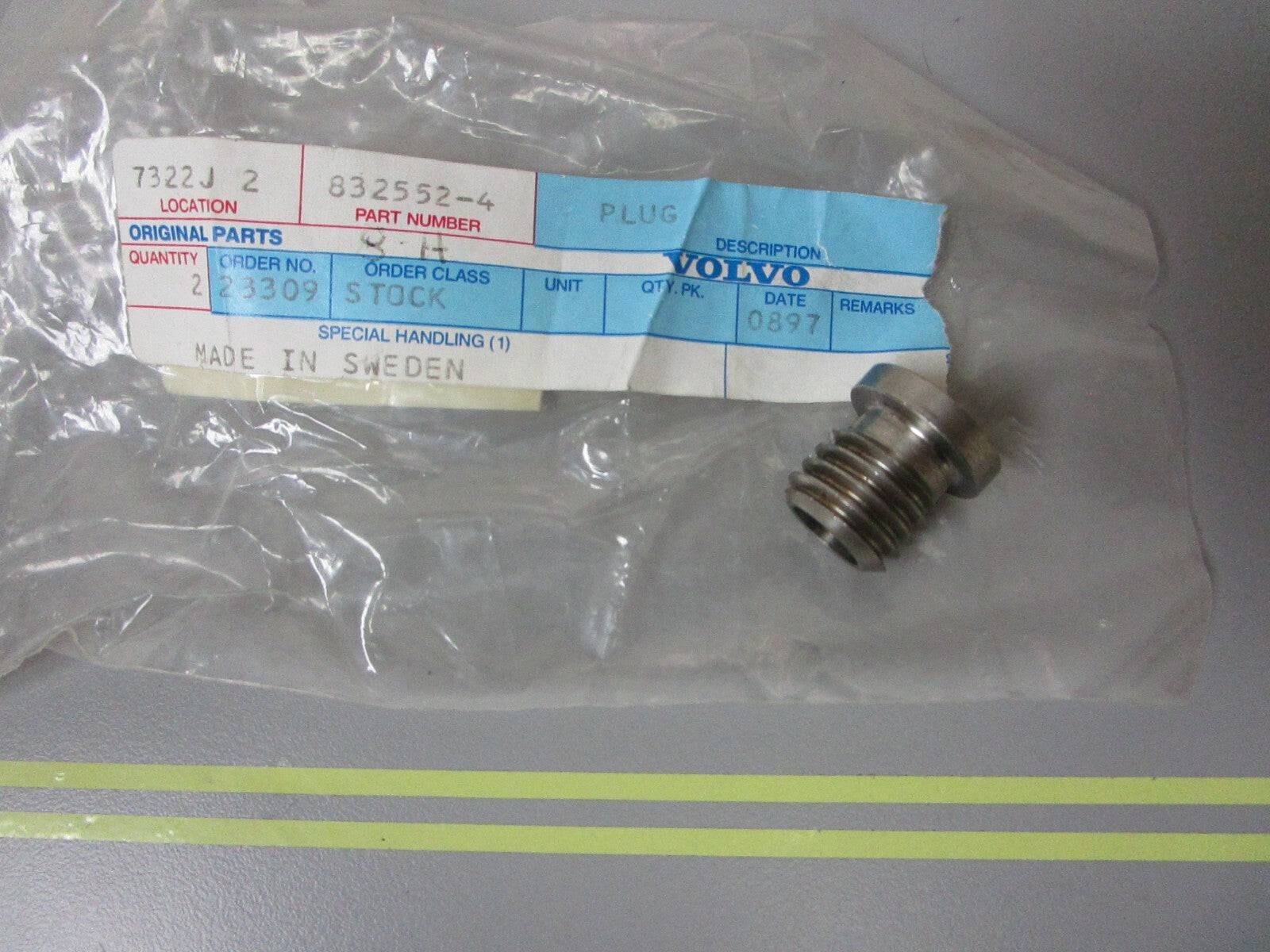 *NEW OEM* 0810 Volvo Penta Plug 832552