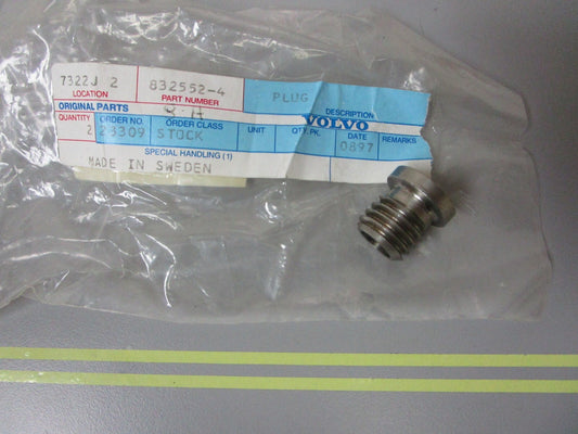 *NEW OEM* 0810 Volvo Penta Plug 832552