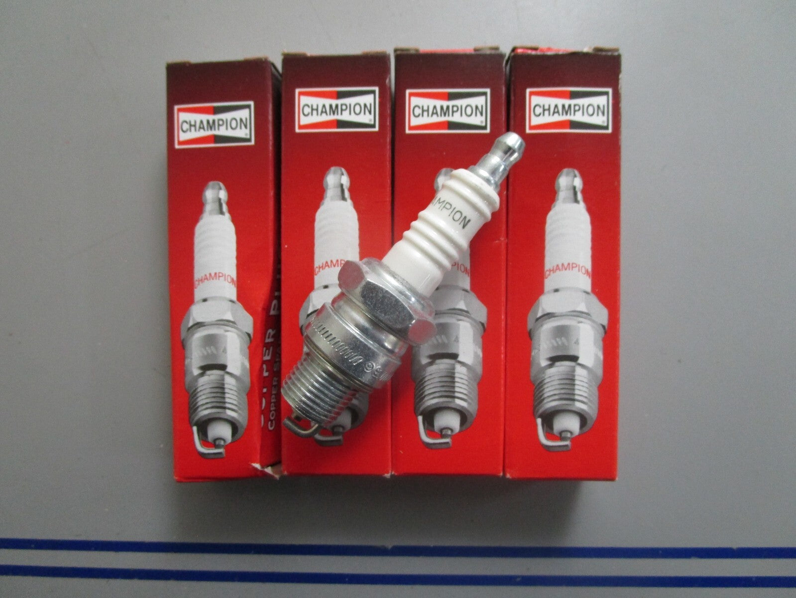 *NEW* (LOT OF 4) 0810 Champion Spark Plug RL82YC