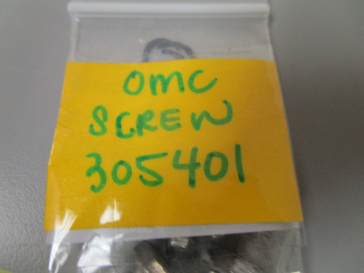 *NEW OEM* 0810 OMC Johnson Evinrude Screw 305401 0305401