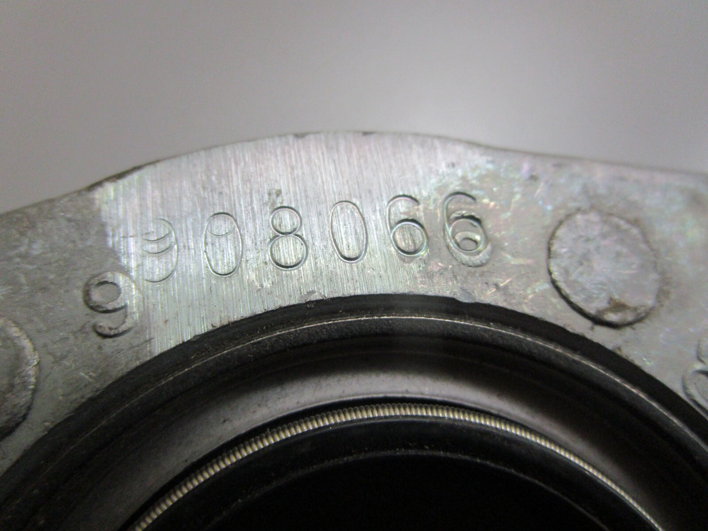 *NEW OEM* 0810 OMC Johnson Evinrude Retainer & Seal 980478 908066