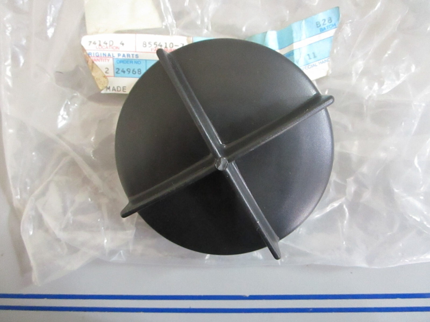 *NEW OEM* 0820 Volvo Penta Cap 855410