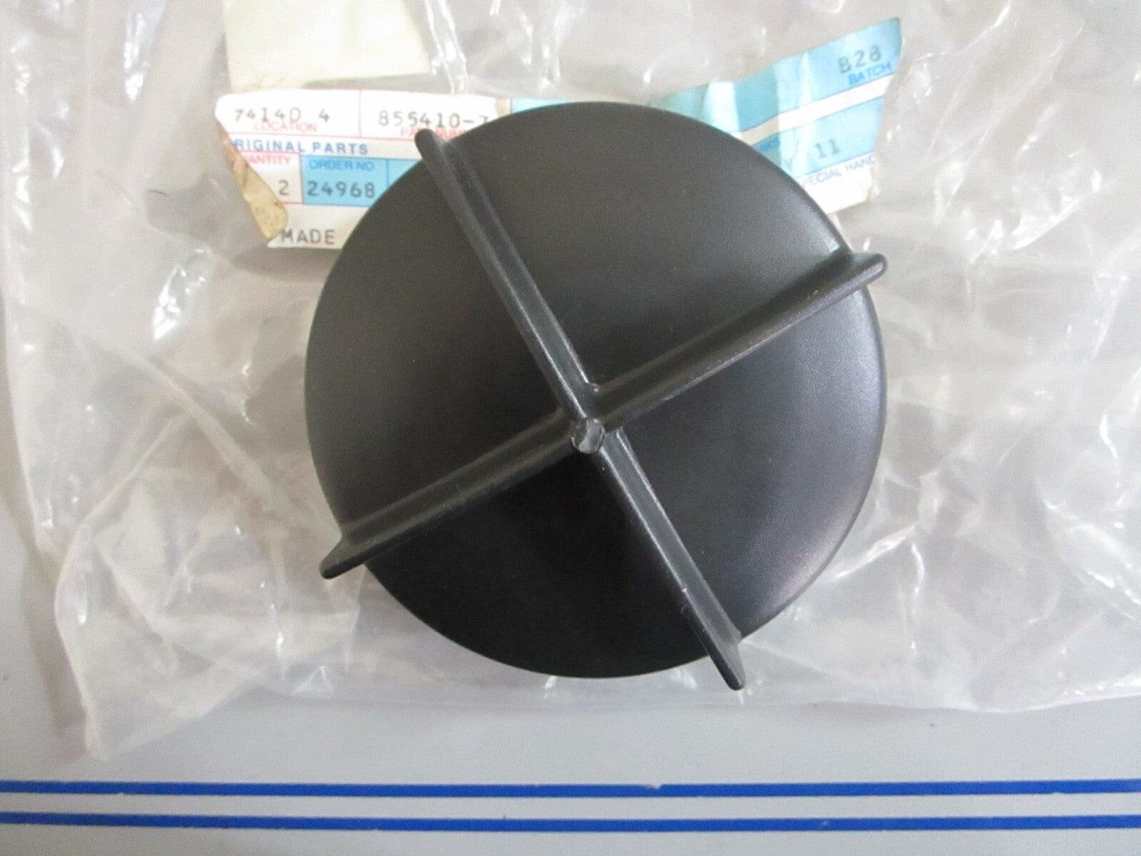 *NEW OEM* 0820 Volvo Penta Cap 855410