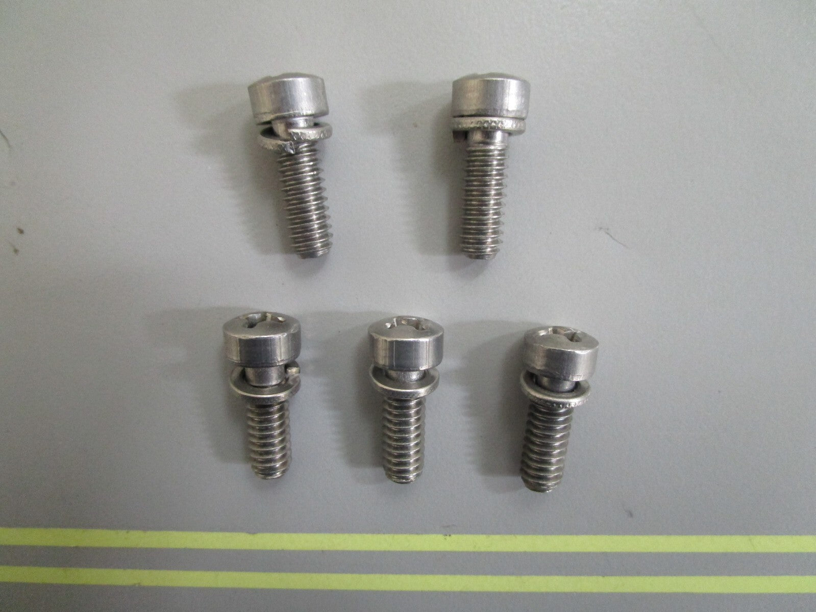 *NEW OEM* (LOT OF 5) 0810 OMC Johnson Evinrude Screw 305745 0305745