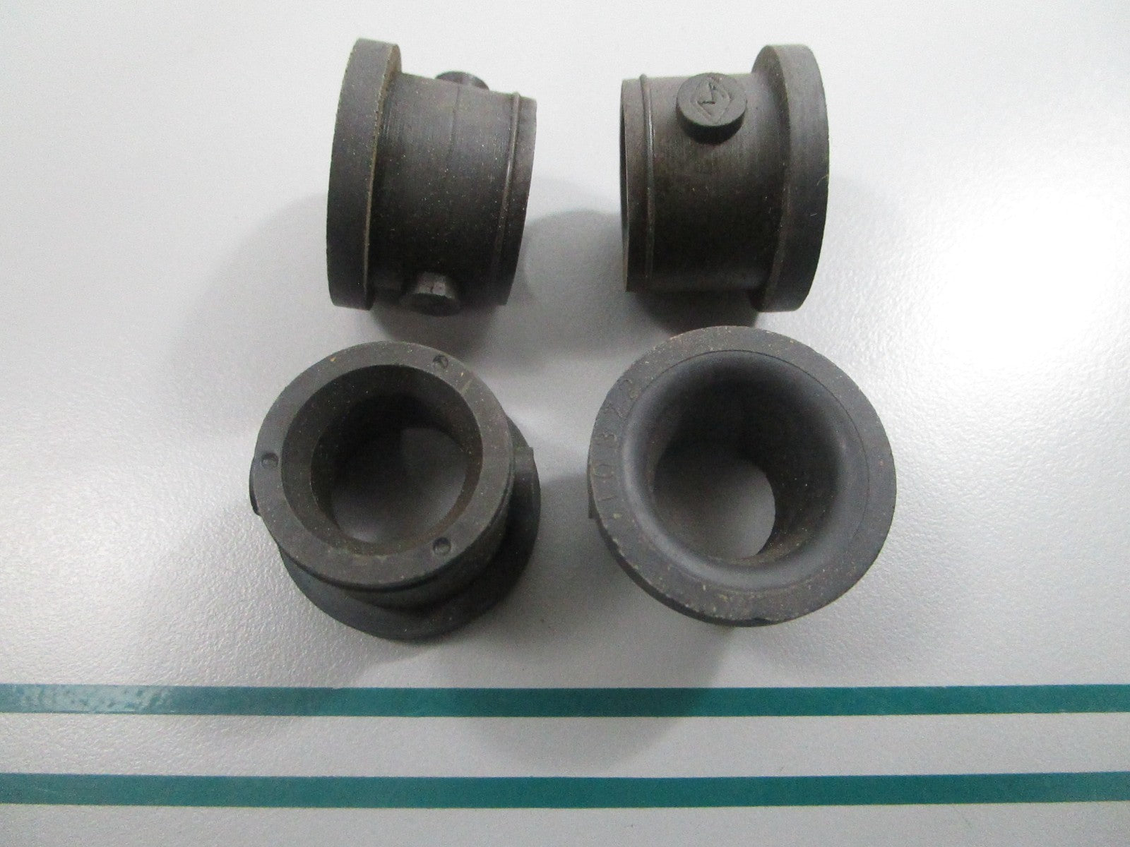 NEW OEM (LOT OF 4) 310372 0310372 OMC Johnson Evinrude Grommet 0810