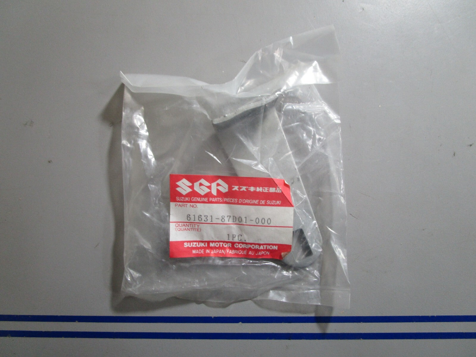 *NEW OEM* 0810 Suzuki Lower Cover Hook 61631-87D01