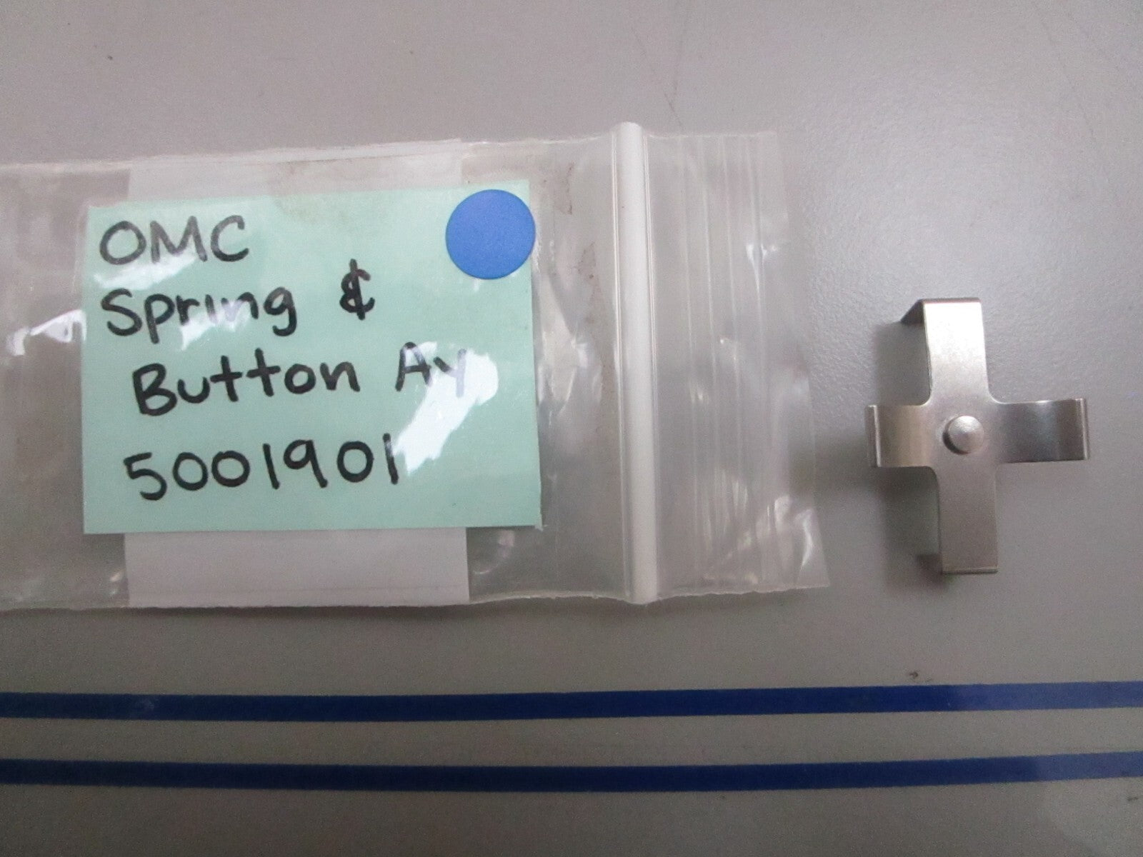 *NEW OEM* 0810 OMC Johnson Evinrude Spring & Button Assembly 5001901