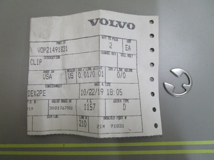 *NEW OEM* 0810 Volvo Penta Clip 21491831