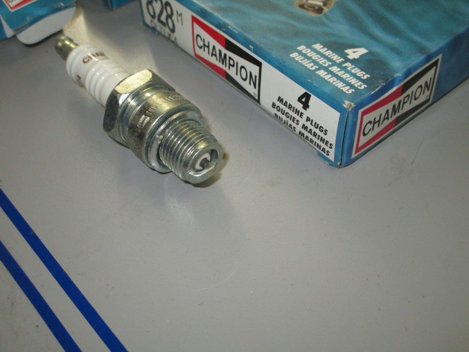 *NEW* (LOT OF 4) 0820 Champion Spark Plug 828M 828-1 QL77JC4