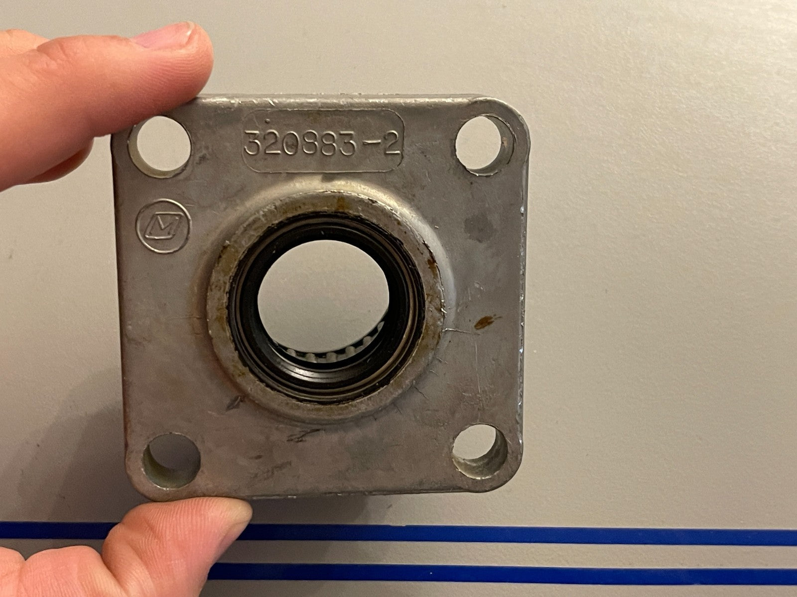NEW OEM 320883 0320883 OMC Johnson Evinrude Bearing Housing & Seal Assembly 0720