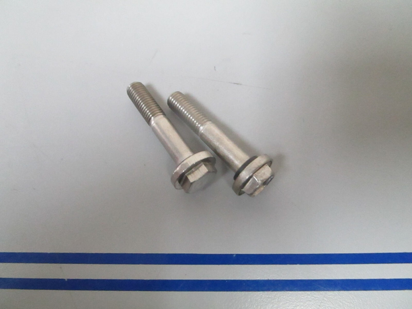 *NEW OEM* (LOT OF 2) 0810 OMC Johnson Evinrude Lower Bearing Screw 0332590