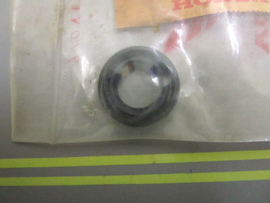 *NEW OEM* 0750 Honda OIL SEAL 91202-444-023
